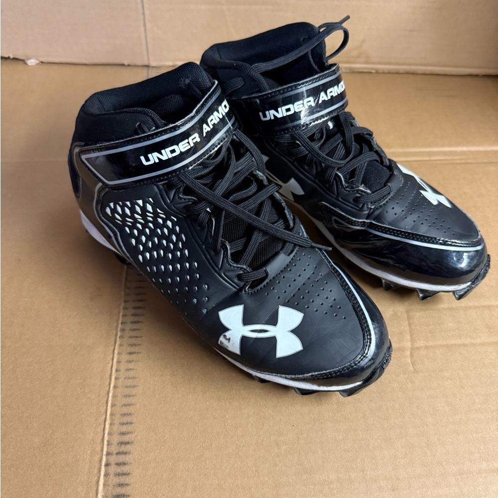 Under Armour Men’s Black and White Football Cleats. Size 7.5